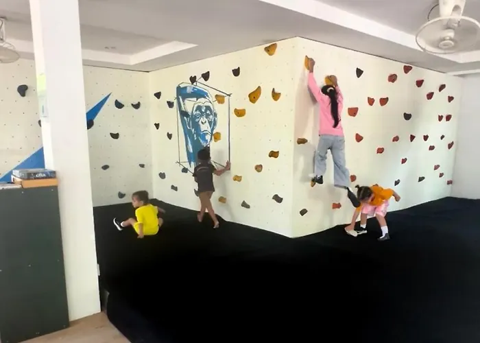 Blue Monkey - Bouldering Хостел Сиемрип